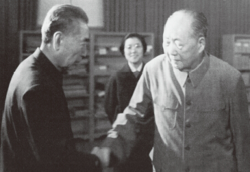 1974年5月30日，周恩来和毛泽东握手。这是两位伟人的最后一张合影