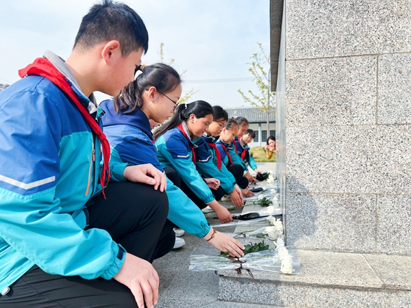 南马厂小学学生在车桥战役纪念广场向烈士献花。刘智慧摄
