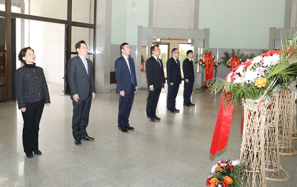 淮安市淮安区四套班子领导向周恩来总理塑像敬献花篮。李峰摄