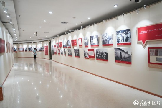 ���ܶ����ҷ�ͼƬչ���ھ���չ��4��