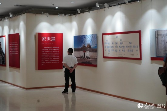 ���ܶ����ҷ�ͼƬչ���ھ���չ��3��